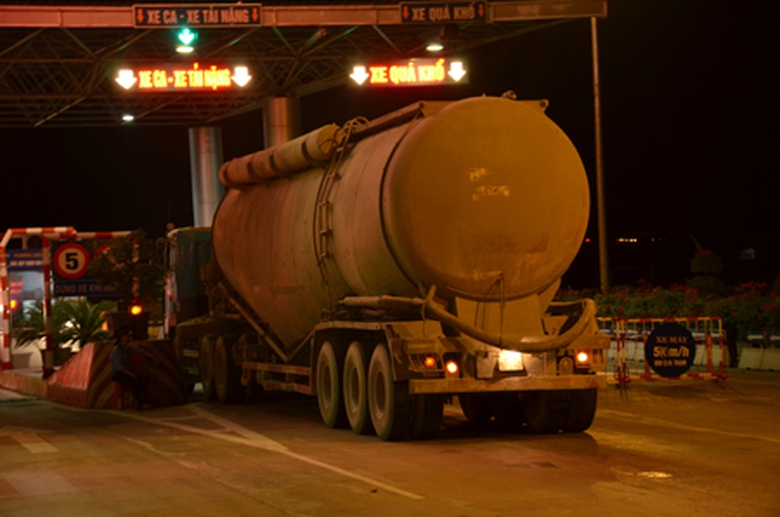 Tại đ&acirc;y, chỉ trong v&ograve;ng gần 1 giờ, PV đếm được cả trăm lượt xe tải c&aacute;c loại lưu th&ocirc;ng