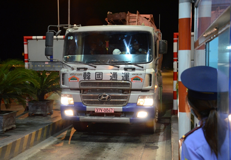 Để nắm được số xe qu&aacute; tải lưu th&ocirc;ng qua đoạn tuyến của m&igrave;nh, từ 26/6, Cienco 4 đ&atilde; lắp đặt hệ thống