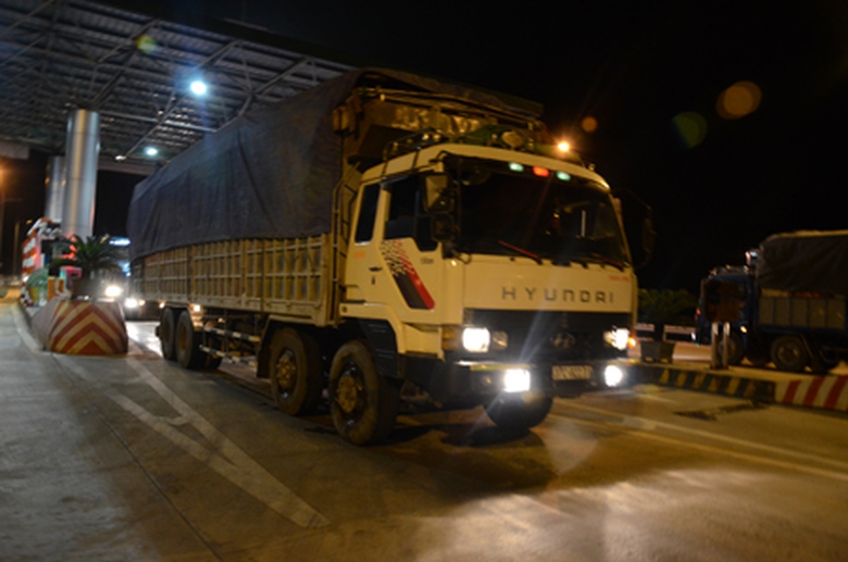 Với hệ thống n&agrave;y, ngo&agrave;i việc trả ph&iacute; khi qua trạm, mỗi xe khi đi qua trạm, 