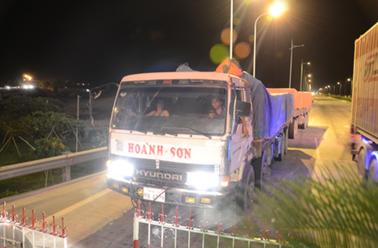 Trong thời gian c&oacute; mặt tại trạm, PV ghi lại được kh&aacute; nhiều trường hợp xe qu&aacute; tải với khối lượng 