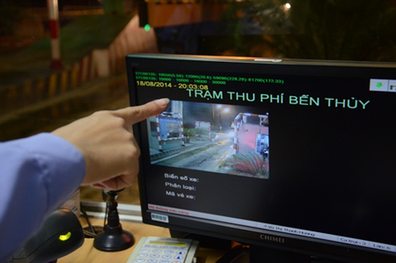 Kết quả c&acirc;n được hệ thống th&ocirc;ng b&aacute;o tr&ecirc;n m&agrave;n h&igrave;nh hiển thị tại ph&ograve;ng kiểm so&aacute;t v&eacute; v&agrave; lưu lại tại trung t&acirc;m dự liệu 