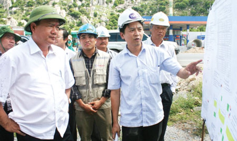 &Ocirc;ng L&ecirc; Thắng, Ph&oacute; tổng gi&aacute;m đốc Ban Quản l&yacute; dự &aacute;n ATGT b&aacute;o c&aacute;o với Bộ trưởng Đinh La Thăng tiến độ dự &aacute;n mở rộng QL1 qua Ninh Thuận