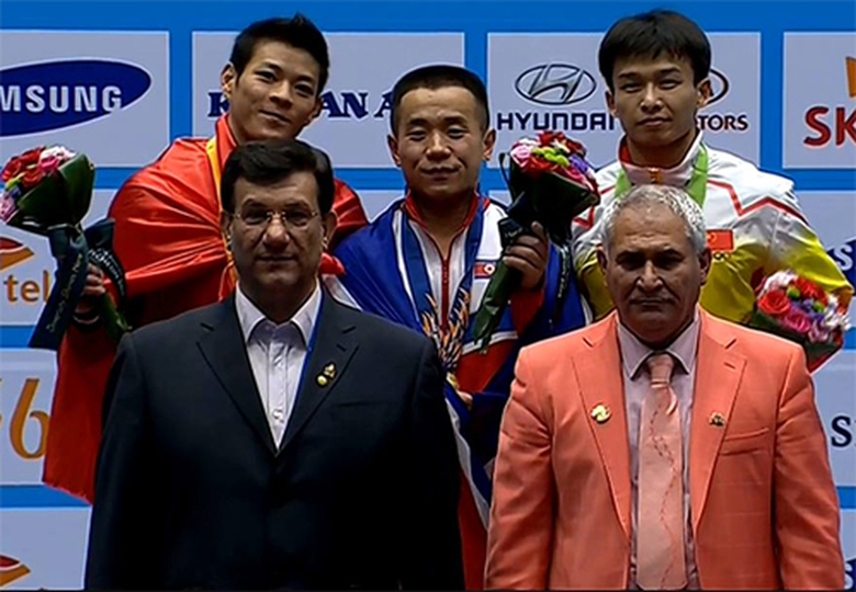 Thạch Kim Tuấn (ngo&agrave;i c&ugrave;ng b&ecirc;n tr&aacute;i) nhận HCB