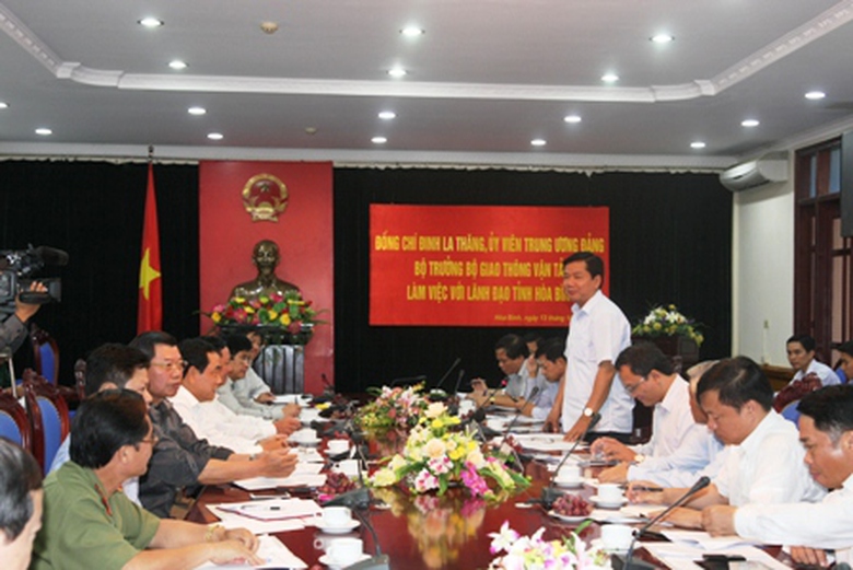 Bộ trưởng ph&aacute;t biểu tại buổi l&agrave;m việc với l&atilde;nh đạo tỉnh Ho&agrave; B&igrave;nh