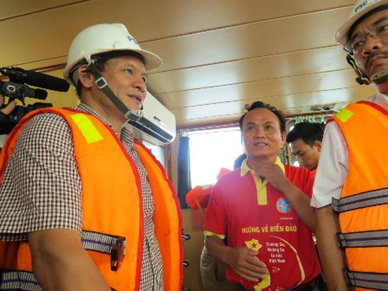 &Ocirc;ng Nguyễn Nhật nghe thuyền trưởng t&agrave;u cứu nạn SAR 27-01 (giữa) b&aacute;o c&aacute;o diễn biến t&igrave;m kiếm