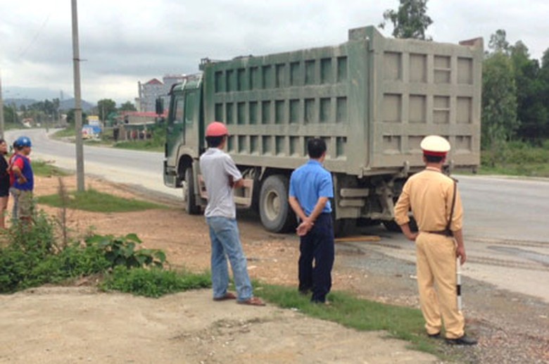 Chủ xe cố t&igrave;nh cho xe chẹt qua b&agrave;n c&acirc;n nhiều lần h&ograve;ng ph&aacute; hoại hệ thống c&acirc;n kiểm tra tải trọng
