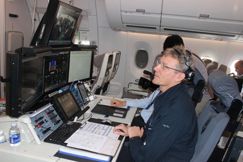 Trung t&acirc;m kiểm so&aacute;t m&aacute;y bay c&oacute; thiết bị m&ocirc; phỏng buồng l&aacute;i, c&acirc;n bằng trọng tải