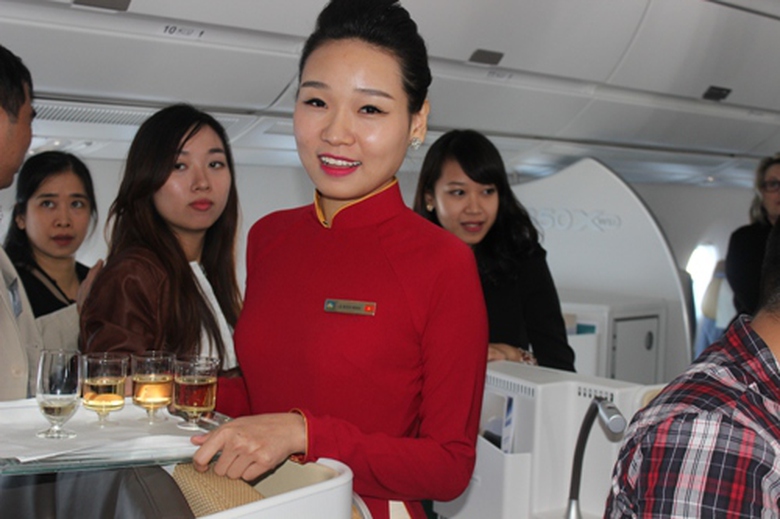 Tiếp vi&ecirc;n tr&ecirc;n chuyến bay phục vụ lu&ocirc;n tỏ th&aacute;i độ th&acirc;n thiện, nhiệt t&igrave;nh với kh&aacute;ch