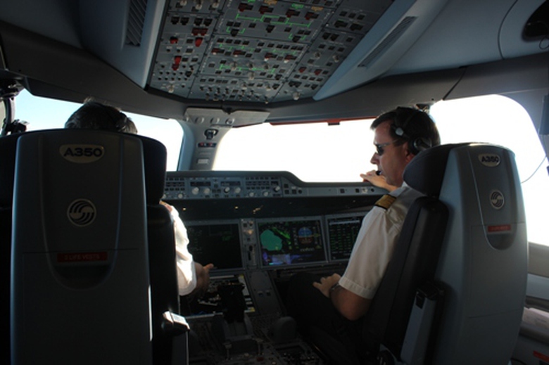 Kh&aacute;c với c&aacute;c chuyến bay th&ocirc;ng thường, cabin của chuyến bay n&agrave;y được mở cửa cho ph&oacute;ng vi&ecirc;n ghi h&igrave;nh trong l&uacute;c bay bằng. C&aacute;c phi c&ocirc;ng tỏ ra rất th&acirc;n thiện với h&agrave;nh kh&aacute;ch