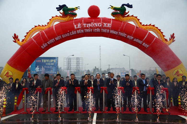 C&aacute;c đại biểu cắt băng kh&aacute;nh th&agrave;nh th&ocirc;ng xe cầu