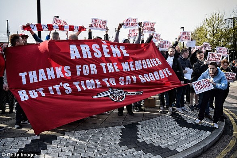 cdv-arsenal-doi-duoi-wenger2