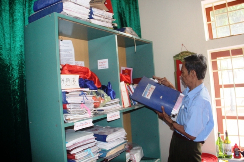 sau khi t&igrave;m được mỗi bức ảnh, &ocirc;ng Lộc lại ph&acirc;n loạ