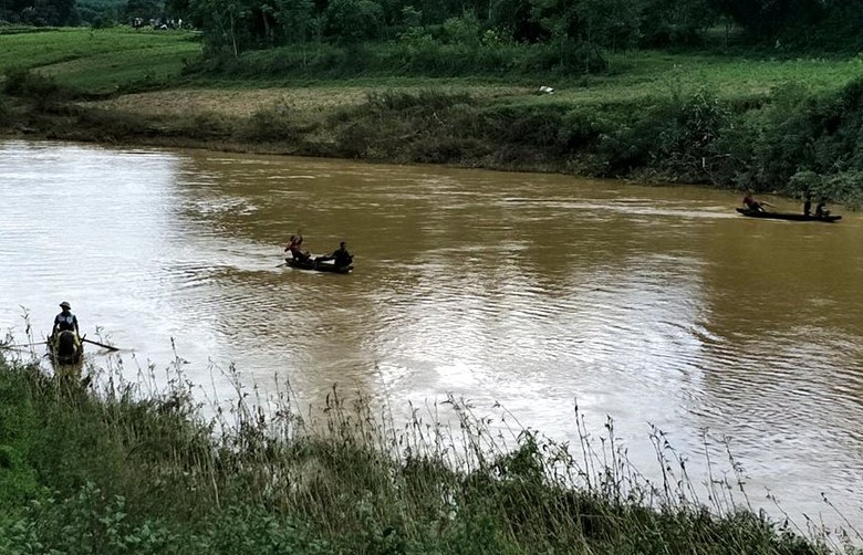 Ch&iacute;nh quyền địa phương v&agrave; người d&acirc;n huy động thuyề
