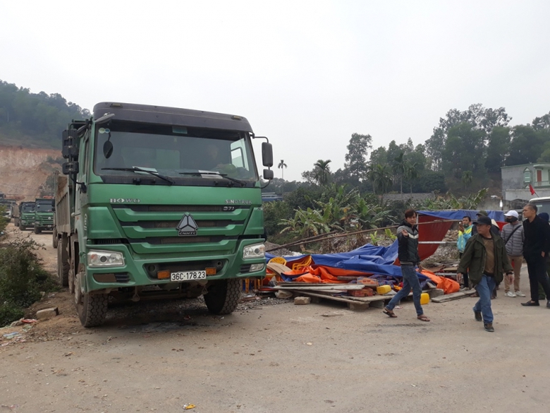 Đo&agrave;n xe tải bị chặn