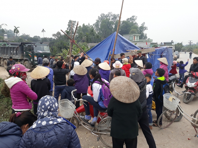 Người d&acirc;n tập trung phản đối