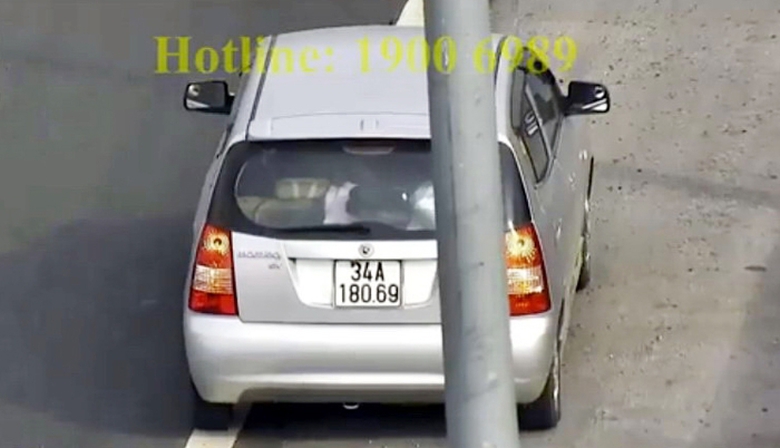 xac-dinh-danh-tinh-chu-o-to-con-lui-tren-cao-toc-h