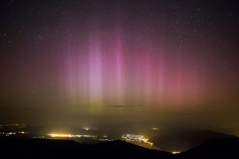 Hiện tượng Bắc Cực quang xuất hiện tr&ecirc;n bầu trời P