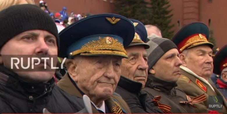 C&aacute;c cựu binh Nga đang nghe b&agrave;i ph&aacute;t biểu của &ocirc;ng P