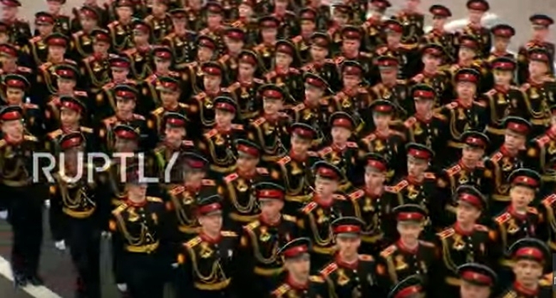 Dẫn đầu đo&agrave;n diễu h&agrave;nh l&agrave; khối qu&acirc;n kỳ, tiếp sau đ