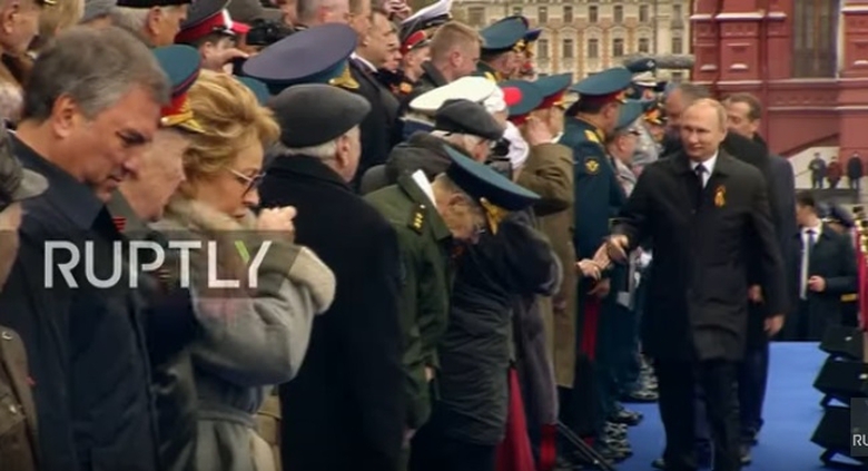 Tổng thống Nga Putin đi bắt tay c&aacute;c quan chức, kh&aacute;