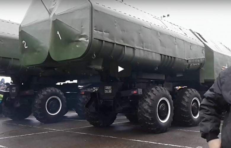 Xe chở t&ecirc;n lửa của qu&acirc;n đội Nga trong diễu h&agrave;nh ở 