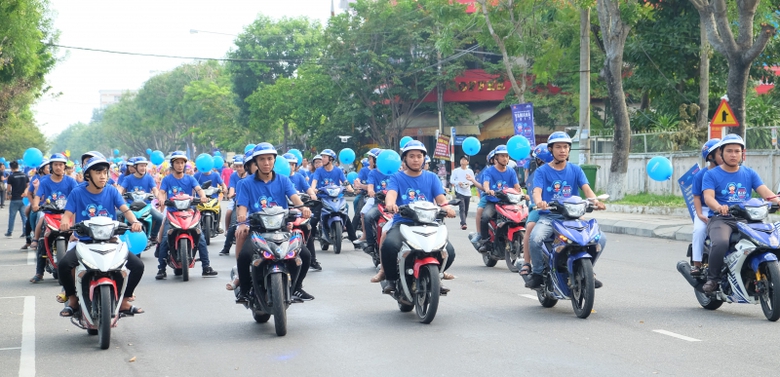 Diễu hành tuyên truyền đội mũ bảo hiểm khi đi xe m