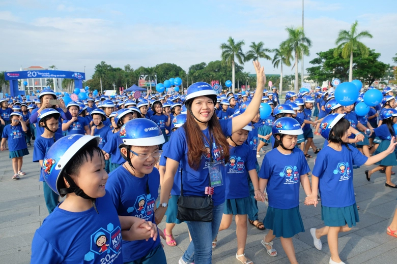 Nụ cười của cô giáo và các em học sinh tham gia ch