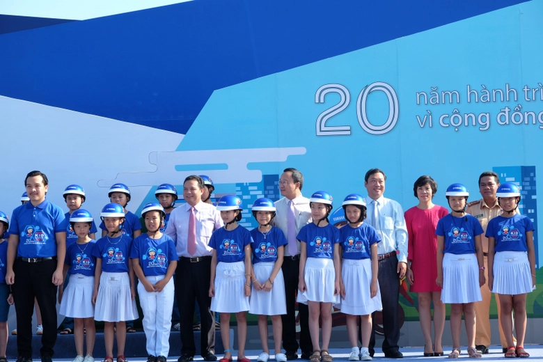 Trao tặng Mũ bảo hiểm cho các em học sinh trên địa