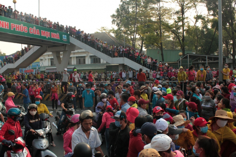 hang-nghin-cong-nhan-bo-viec-keo-ra-duong-quoc-lo-