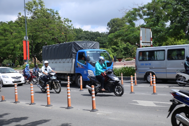 Sau khi người d&acirc;n phản &aacute;nh, h&agrave;ng cột ph&acirc;n c&aacute;ch lắp