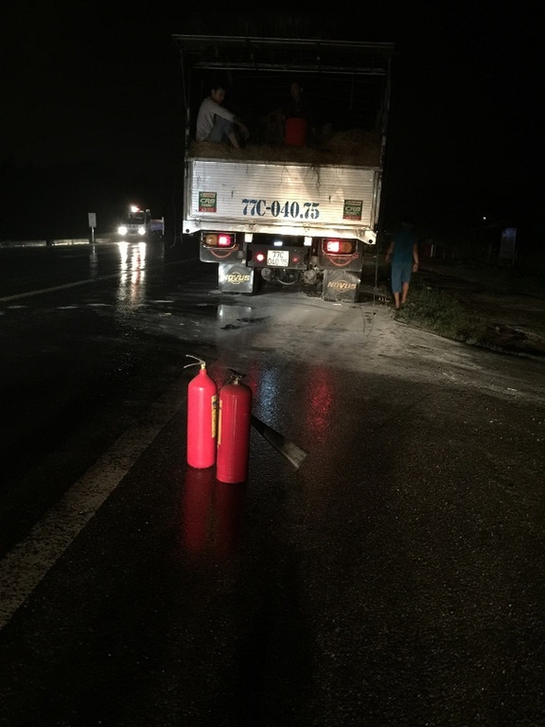 CSGT- kip- thoi- giai- cuu- xe- tai- cho- dua- cha