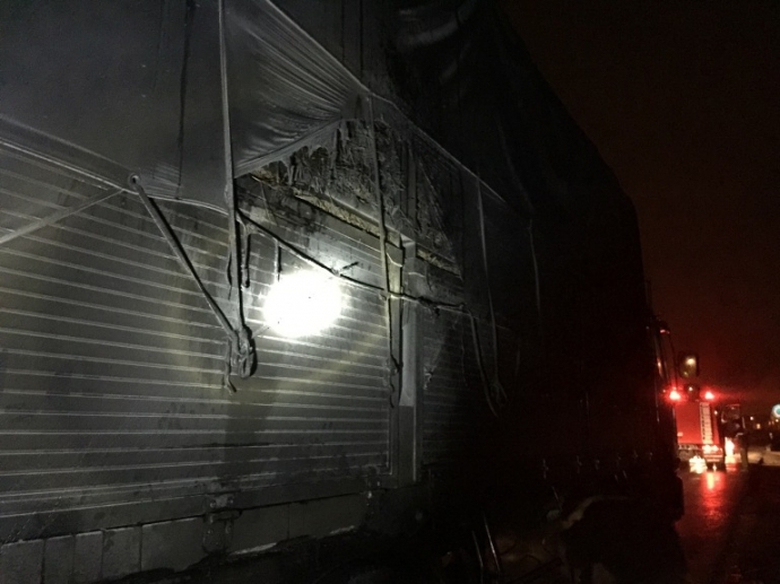 CSGT- kip- thoi- giai- cuu- xe- tai- cho- dua- cha