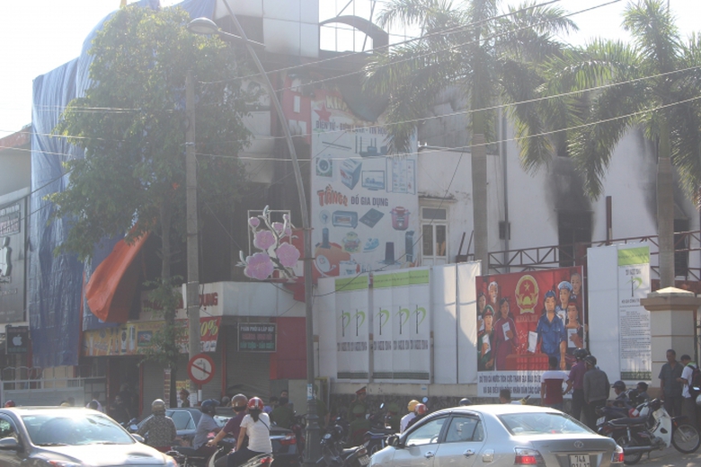 Chay- lon- tai- sieu- thi- dien- may- lon- bac- nh