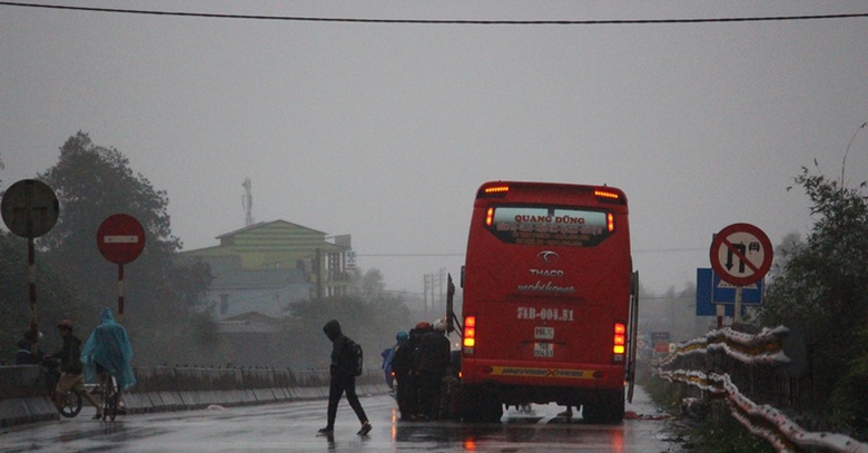 Can- canh- xe- don- khach- doc- duong- tren- QL1-