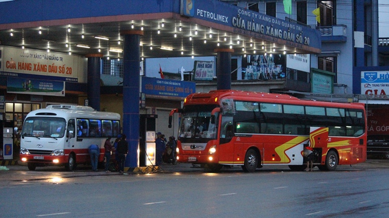 Can- canh- xe- don- khach- doc- duong- tren- QL1-