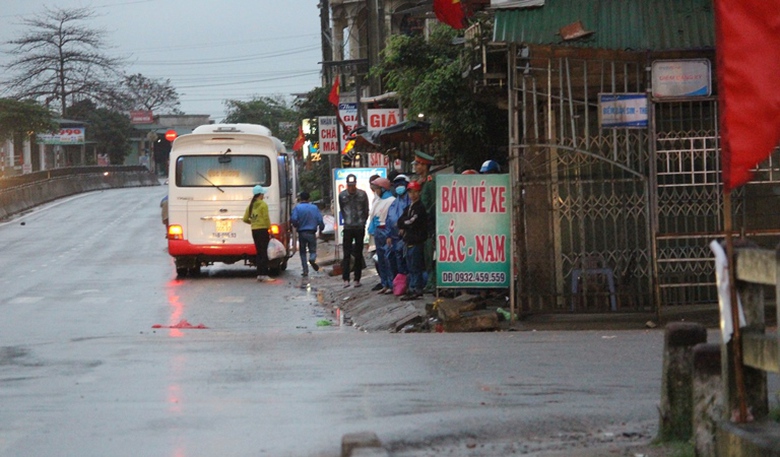 Can- canh- xe- don- khach- doc- duong- tren- QL1-