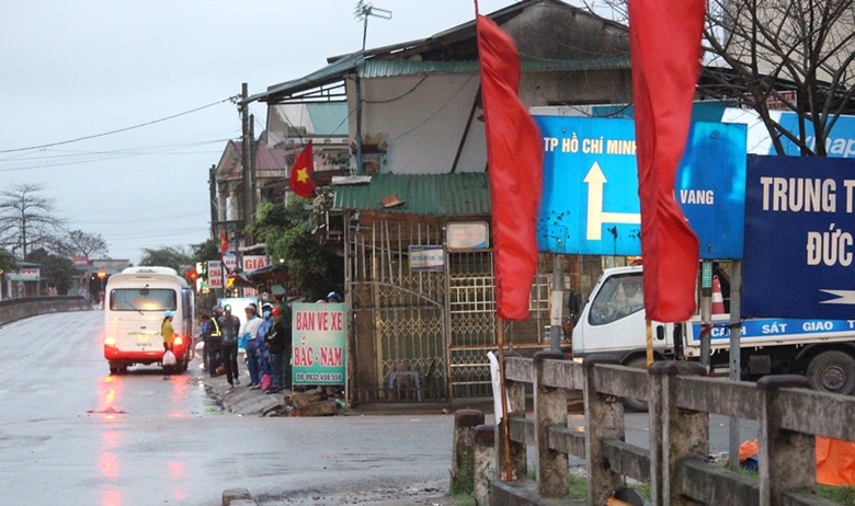 Can- canh- xe- don- khach- doc- duong- tren- QL1-