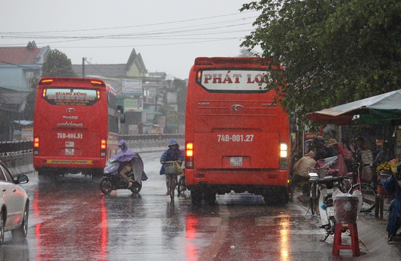 Can- canh- xe- don- khach- doc- duong- tren- QL1-