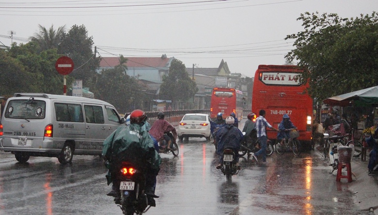 Can- canh- xe- don- khach- doc- duong- tren- QL1-