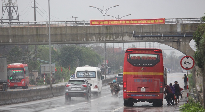 Can- canh- xe- don- khach- doc- duong- tren- QL1-