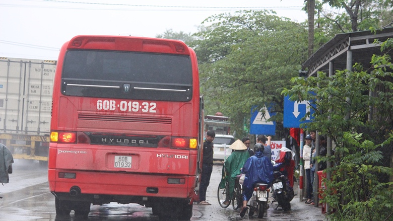 Can- canh- xe- don- khach- doc- duong- tren- QL1-