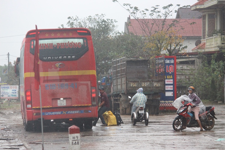 Can- canh- xe- don- khach- doc- duong- tren- QL1-