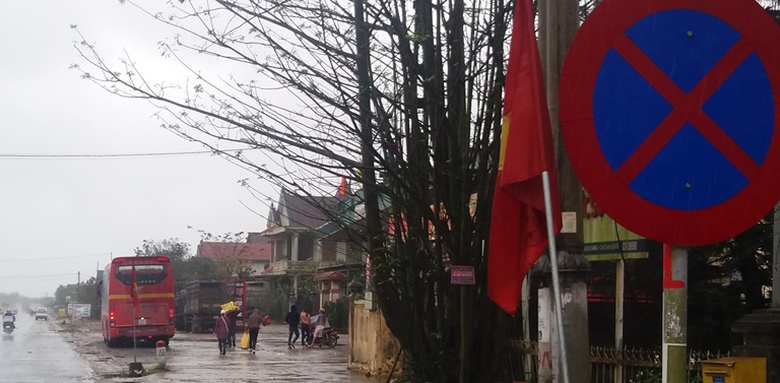 Can- canh- xe- don- khach- doc- duong- tren- QL1-