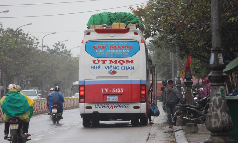 Can- canh- xe- don- khach- doc- duong- tren- QL1-