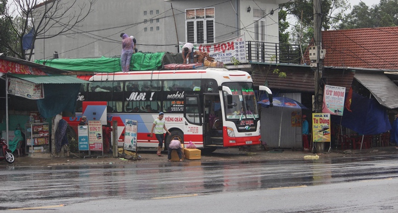 Can- canh- xe- don- khach- doc- duong- tren- QL1-