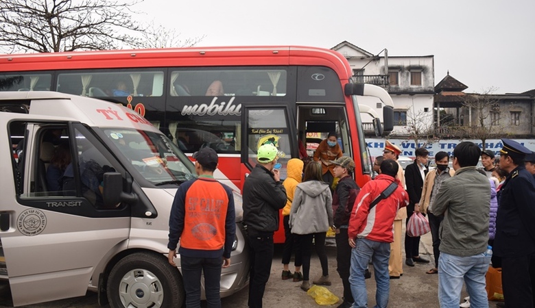 Can- canh- xe- don- khach- doc- duong- tren- QL1-