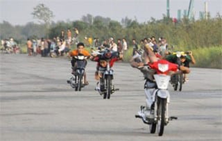 H&igrave;nh ảnh đua xe tr&aacute;i ph&eacute;p