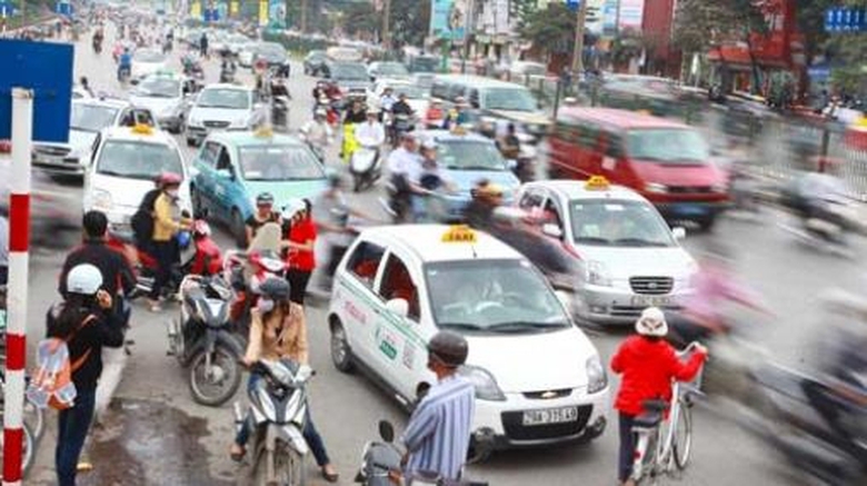 taxi-ha-noi-gay-tac-duong
