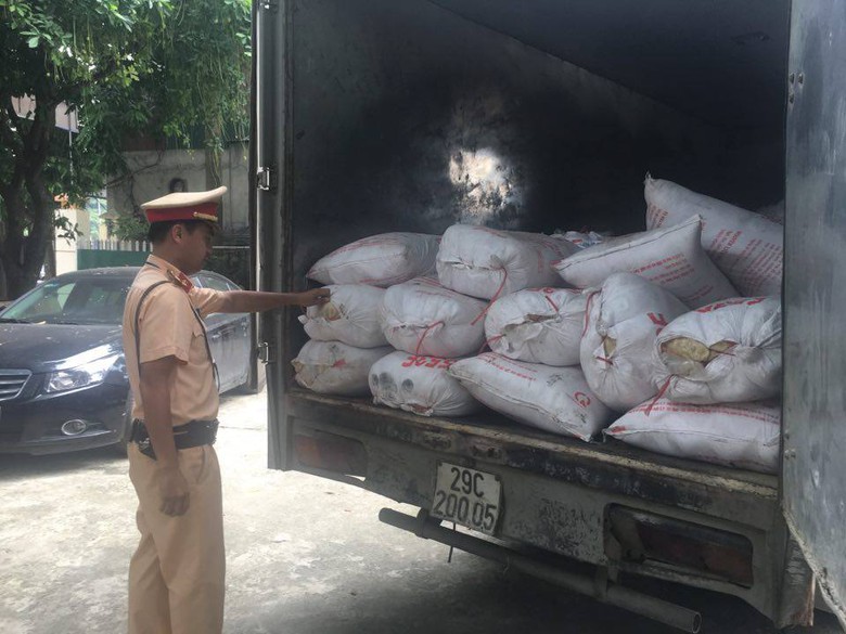 CSGT kiểm tra xe qu&aacute; tải, ph&aacute;t hiện 4,5 tấn mỡ bẩn