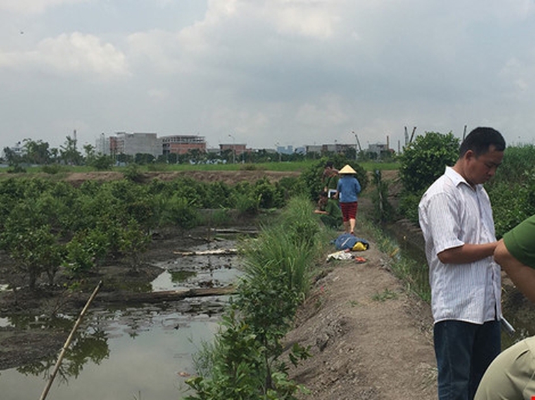 cu-ong-nga-xuong-muong-nuoc-chet-duoi_ikoz